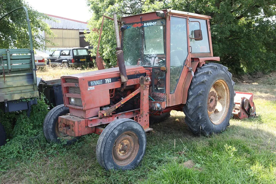 Renault 751 tractor