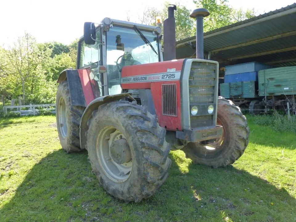 Massey Ferguson MF 2725 tractor