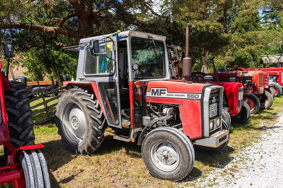 Massey Ferguson MF 550 tractor