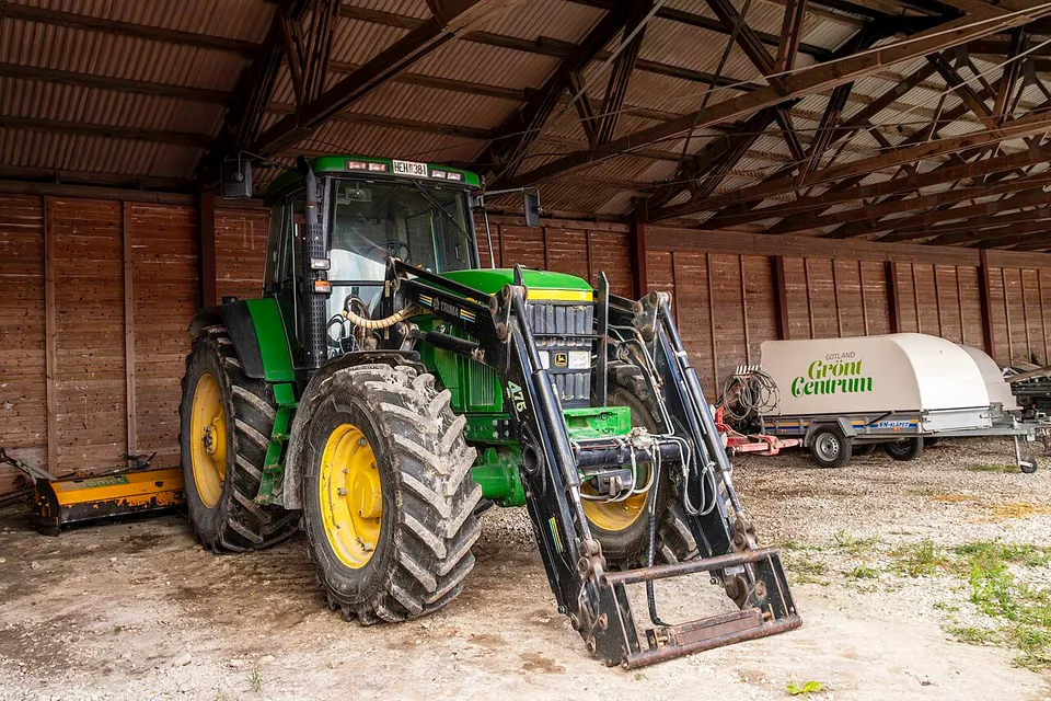John Deere 7710 tractor