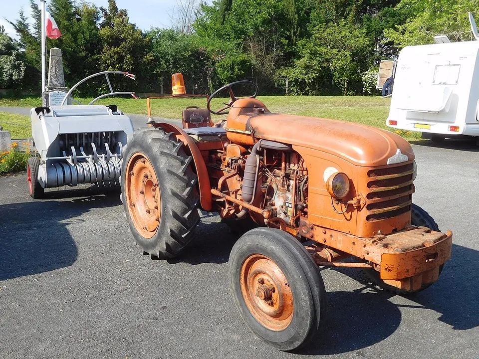 Renault D-22 tractor