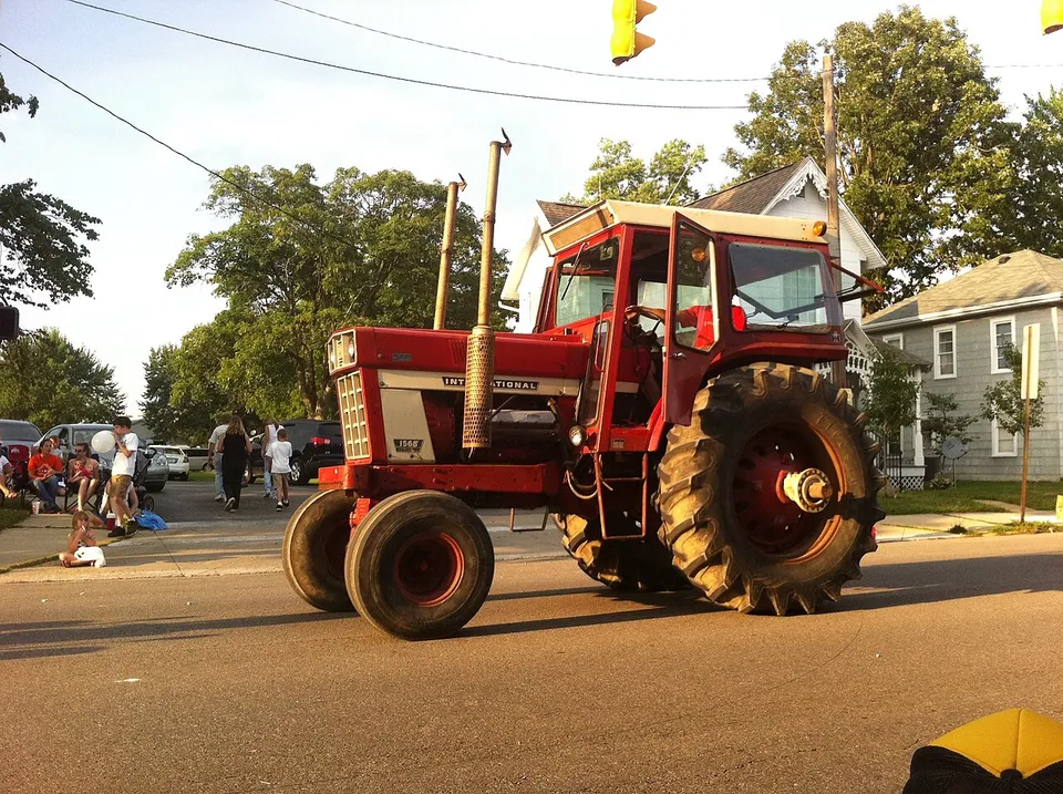 International Harvester 1568 tractor