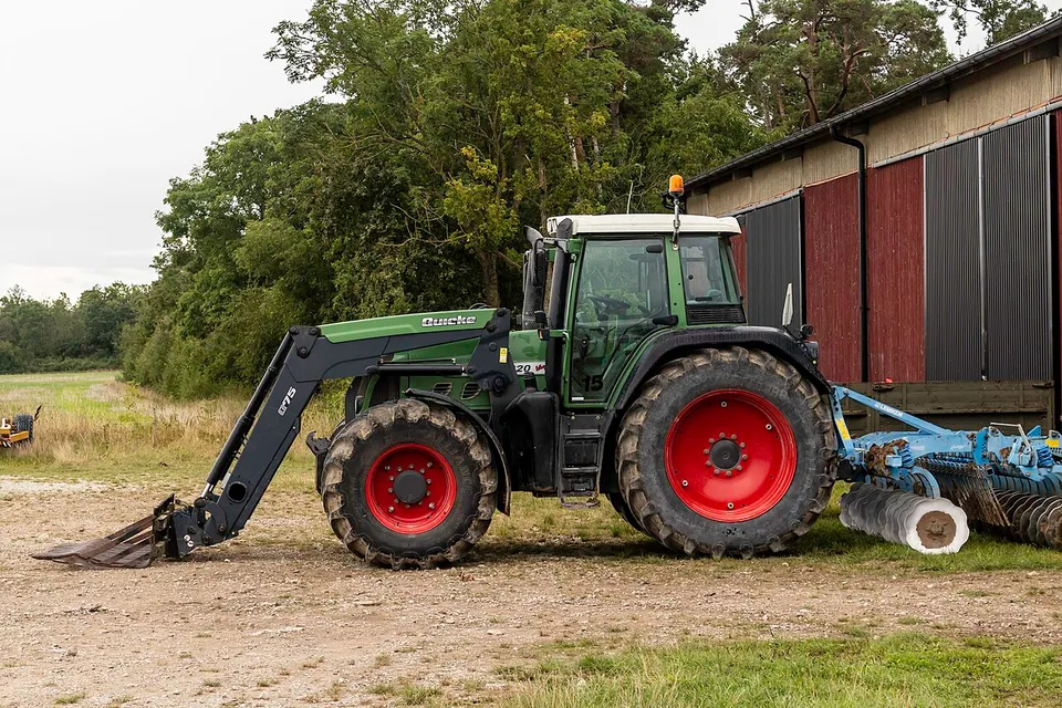 Fendt 820 Vario tractor