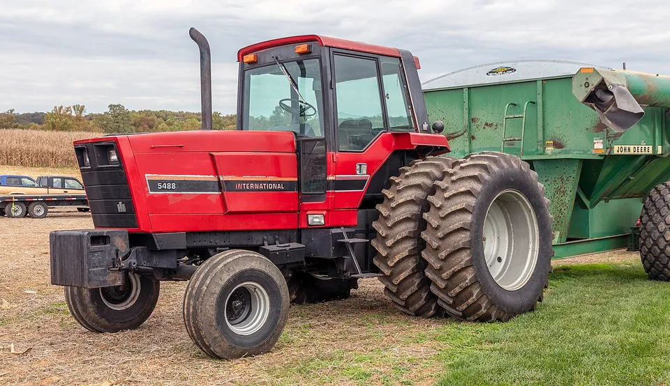 International Harvester 5488 tractor