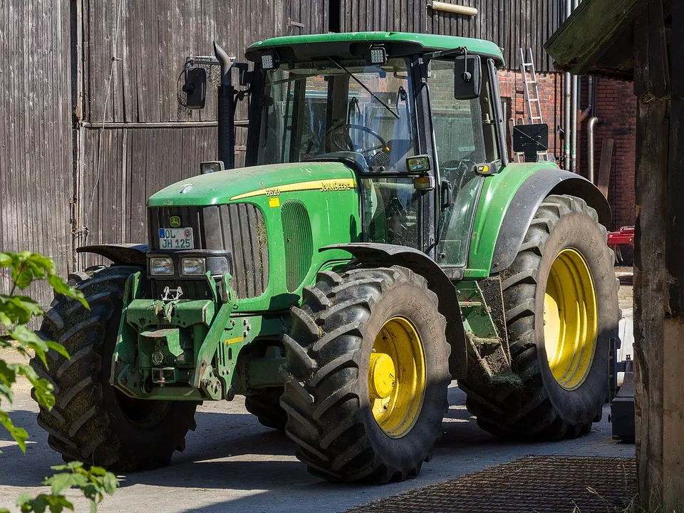 John Deere 6620 tractor