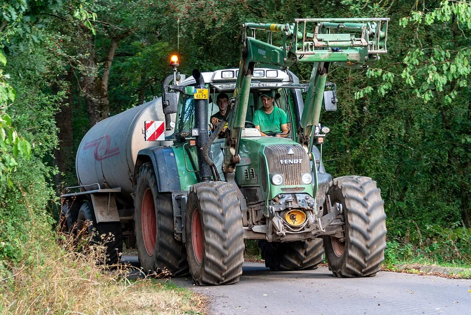 Fendt Favorit 716 Vario tractor