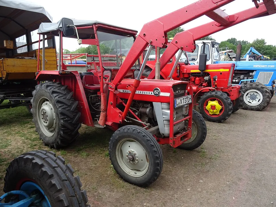Massey Ferguson MF 152 tractor