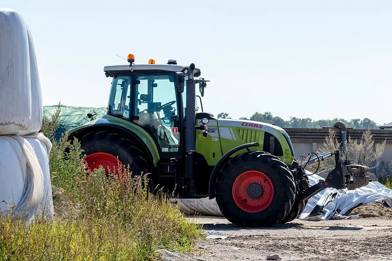 Claas Arion 640 tractor
