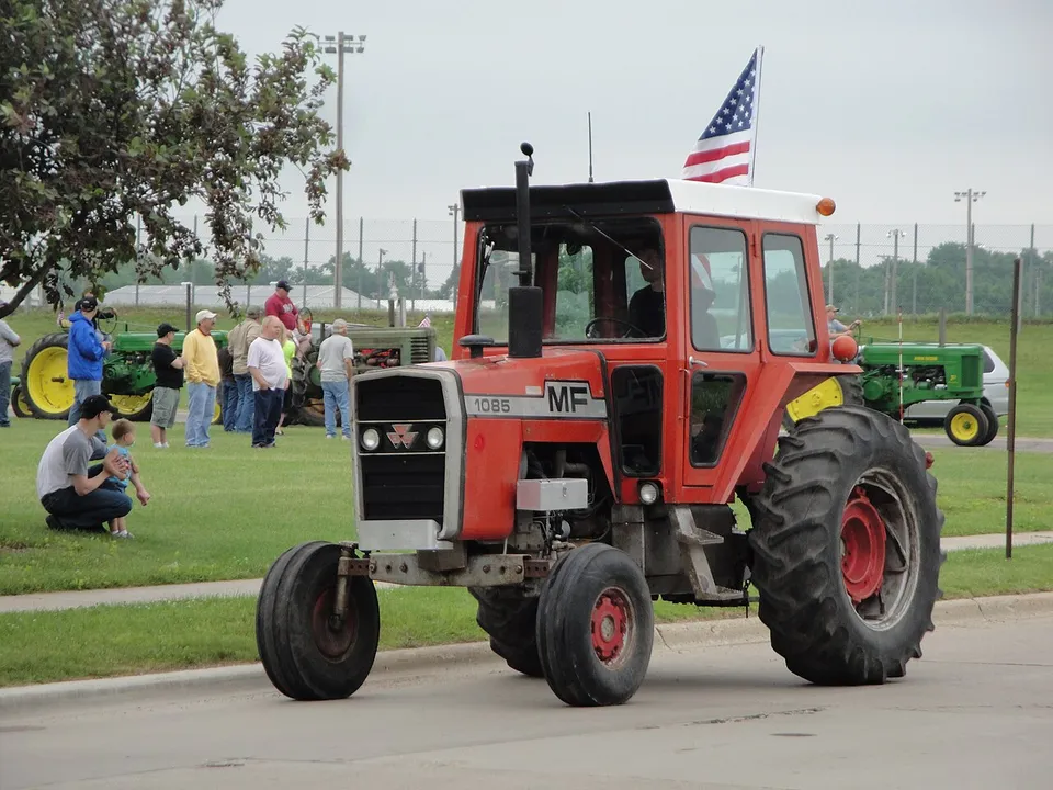 Massey Ferguson MF 1085 tractor