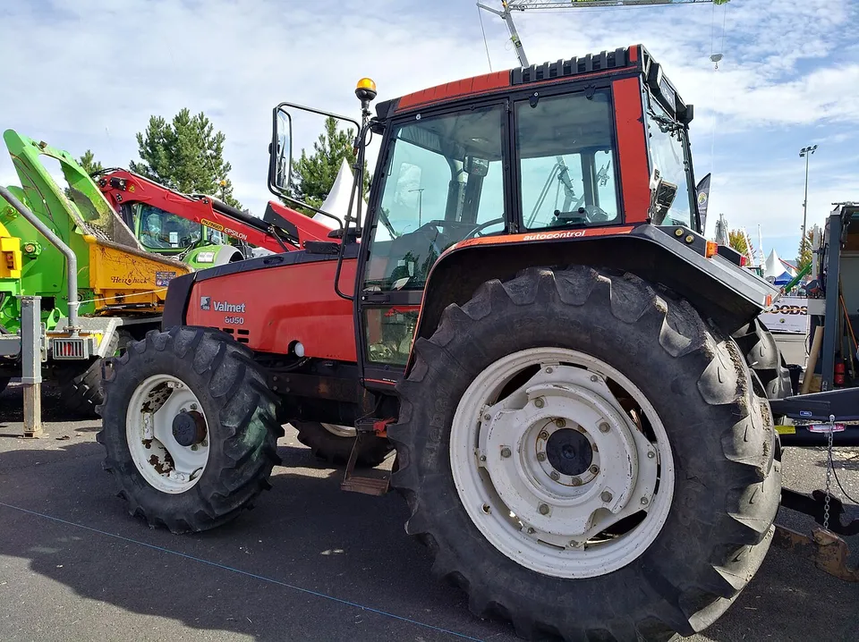 VALMET 8050 tractor
